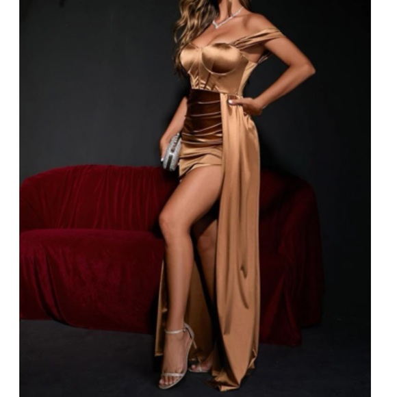 Elegant Satin Off-Shoulder Wedding Dress - Picture 4 of 8